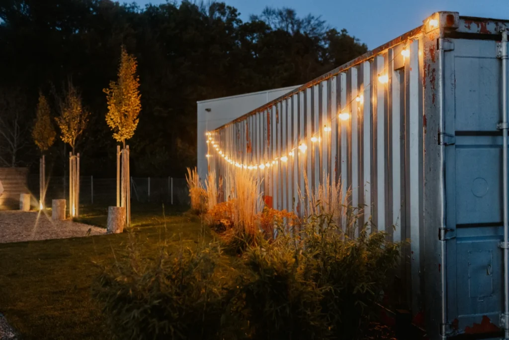 Beleuchteter Container im Außenbereich von Urban Industrial